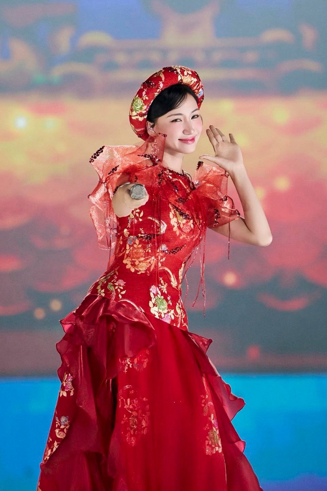 Hòa Minzy thẳng thắn đáp trả khi bị yêu cầu ngưng hát nhạc đỏ- Ảnh 4. Hòa Minzy thẳng thắn đáp trả khi bị yêu cầu ngưng hát nhạc đỏ- Ảnh 4.