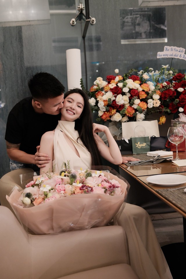 Vợ Quang Hải "đổi mood" chóng mặt: Lên sân bóng là mẹ bỉm giản dị, "lên đồ" tiệc tùng lại sang chảnh hết nấc- Ảnh 5.