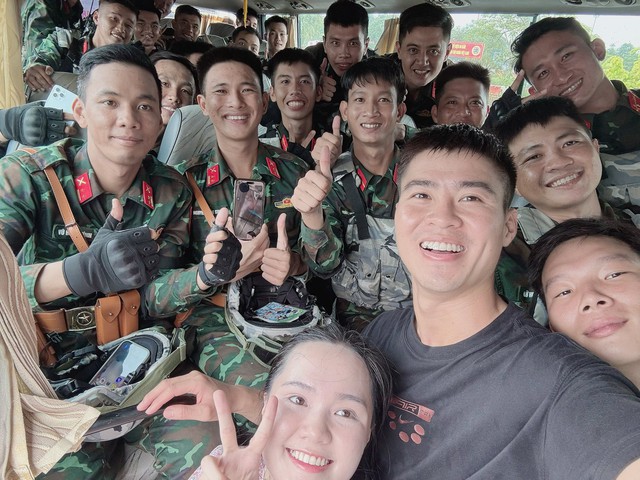 Tiểu thư Quỳnh Anh lên đồ như công chúa cùng Duy Mạnh đi đu chiến sĩ 80, khoe ảnh "thắng đời 1-0"- Ảnh 1.
