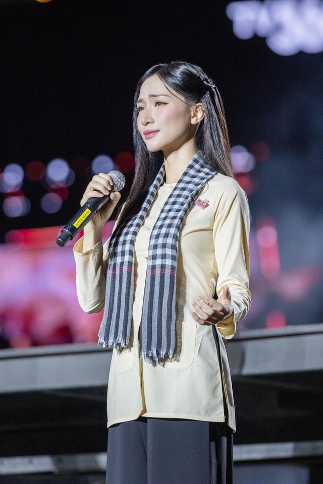 Hòa Minzy thẳng thắn đáp trả khi bị yêu cầu ngưng hát nhạc đỏ- Ảnh 1. Hòa Minzy thẳng thắn đáp trả khi bị yêu cầu ngưng hát nhạc đỏ- Ảnh 1.