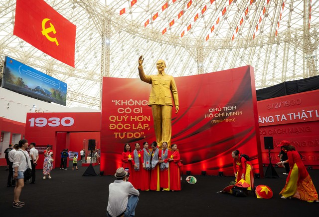 Tiểu thư 12 tuổi của "đại gia" showbiz Việt mặc áo dài, dự triển lãm khủng nhất trước thềm Đại lễ 2/9- Ảnh 11.