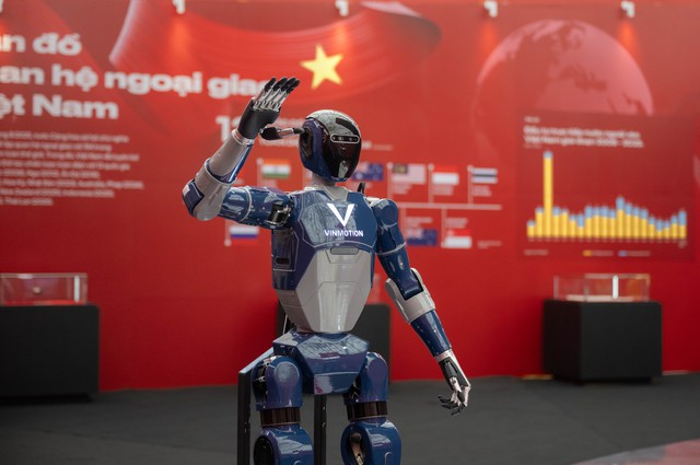 CLIP: Robot "made in Việt Nam" chuẩn Hoa hậu thân thiện, 1 ông chú tiến đến làm hành động bất ngờ- Ảnh 4.
