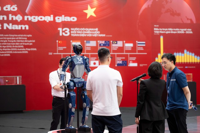 CLIP: Robot "made in Việt Nam" chuẩn Hoa hậu thân thiện, 1 ông chú tiến đến làm hành động bất ngờ- Ảnh 2.