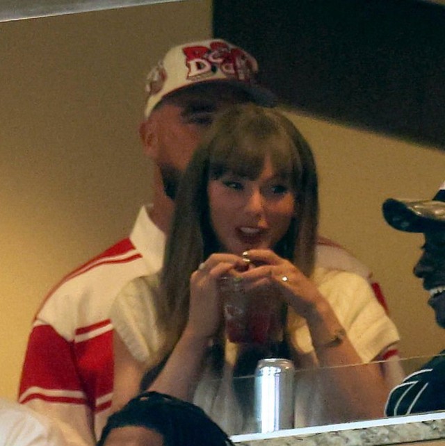 Taylor Swift lộ diện sau ảnh đính hôn: Mặc như nữ sinh, nhẫn khủng xa vạn dặm vẫn bắt sáng- Ảnh 3. Taylor Swift lộ diện sau ảnh đính hôn: Mặc như nữ sinh, nhẫn khủng xa vạn dặm vẫn bắt sáng- Ảnh 3.