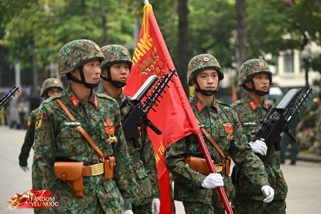 Thượng uý Lê Hoàng Hiệp được đồng đội "bảo vệ 24/24", theo sát nhắc nhở: Anh đừng có vẫy nữa!- Ảnh 1.