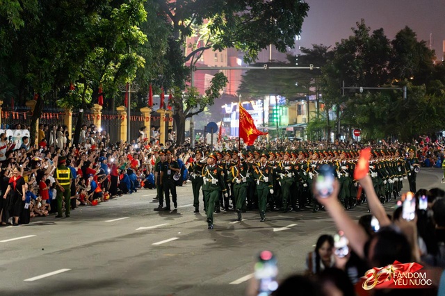 Ca khúc của Lê Dương Bảo Lâm bất ngờ vang lên làm các chiến sĩ tập diễu binh nhịn cười không nổi- Ảnh 1.