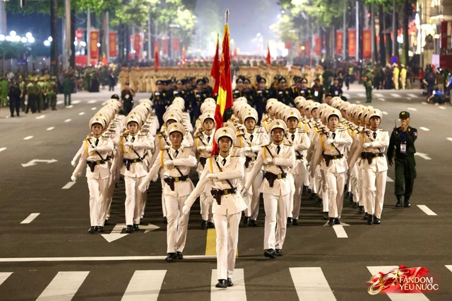 Ca khúc của Lê Dương Bảo Lâm bất ngờ vang lên làm các chiến sĩ tập diễu binh nhịn cười không nổi- Ảnh 2.