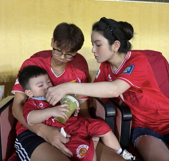 Vợ Quang Hải "đổi mood" chóng mặt: Lên sân bóng là mẹ bỉm giản dị, "lên đồ" tiệc tùng lại sang chảnh hết nấc- Ảnh 1.