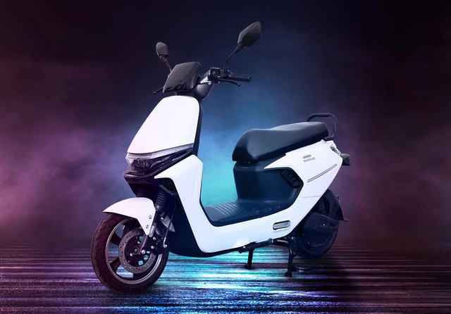 Xe máy điện chạy 101km/sạc, giá chỉ 3,7 triệu đồng có gì hot? - Ảnh 1.