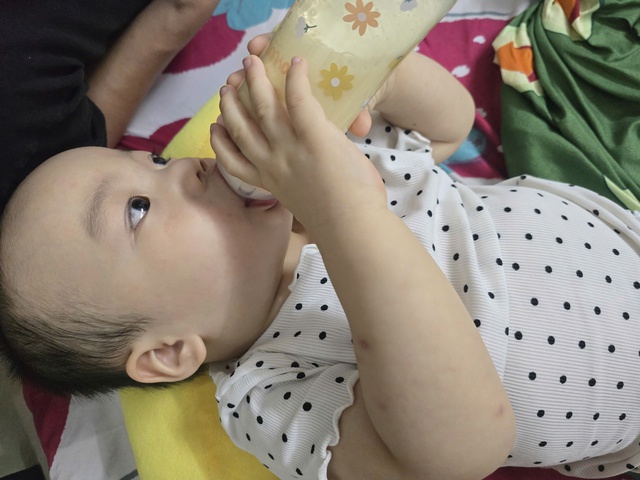 Con cứ đến bữa cơm là lắc đầu lia lịa, lỗi có phải tại sữa?- Ảnh 1.