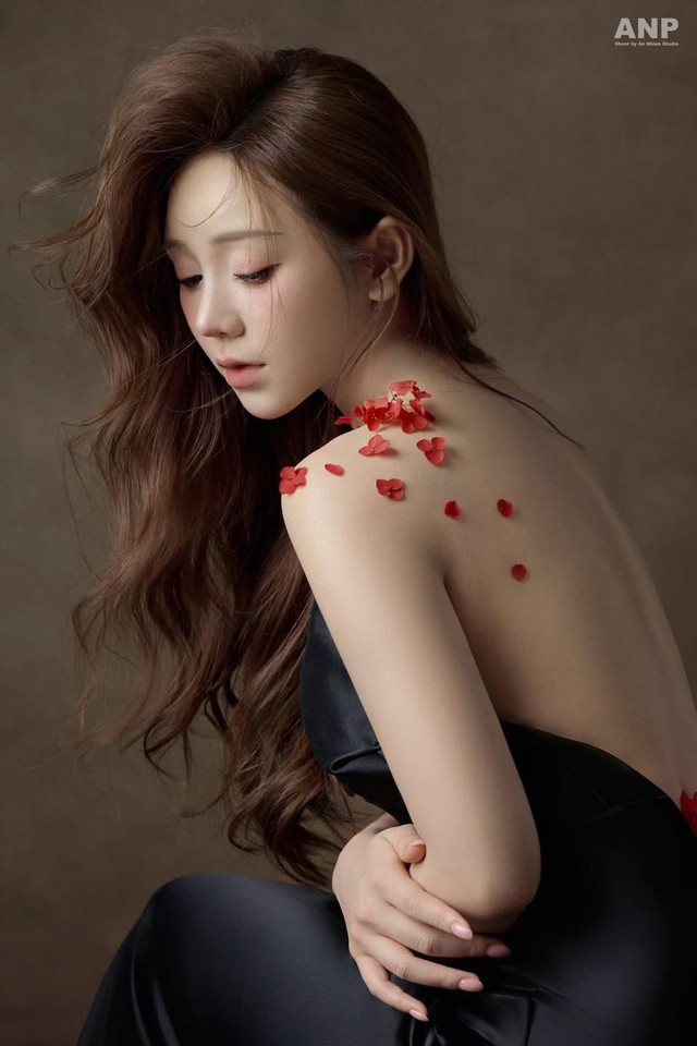 Quỳnh Kool diện nội y, khoe trọn lưng trần trong bộ ảnh "đốn tim" fan- Ảnh 1. Quỳnh Kool diện nội y, khoe trọn lưng trần trong bộ ảnh "đốn tim" fan- Ảnh 1.