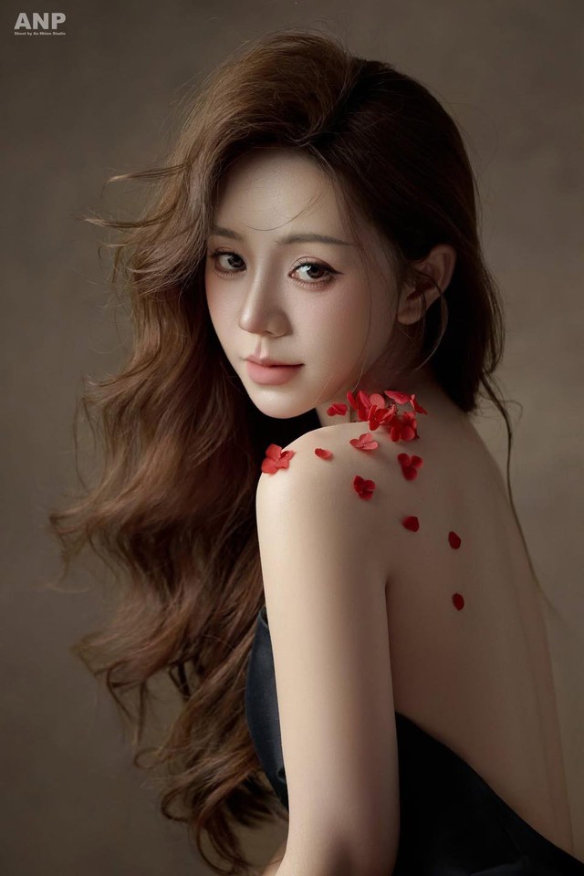 Quỳnh Kool diện nội y, khoe trọn lưng trần trong bộ ảnh "đốn tim" fan- Ảnh 2. Quỳnh Kool diện nội y, khoe trọn lưng trần trong bộ ảnh "đốn tim" fan- Ảnh 2.