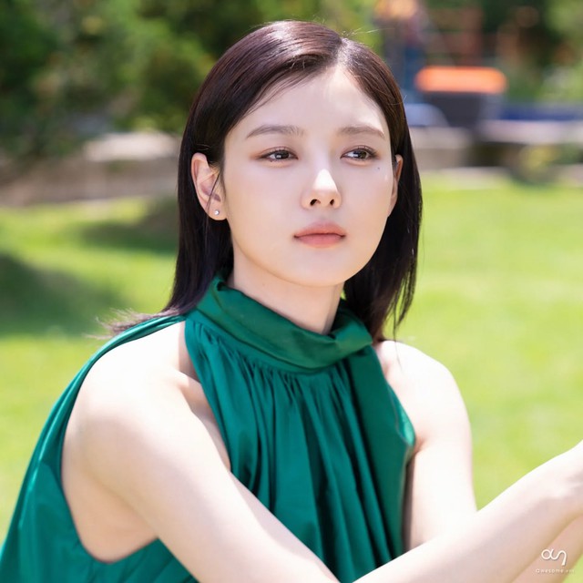 Không thể nhận ra Kim Yoo Jung nữa, em gái quốc dân làm sao thế này?- Ảnh 1.
