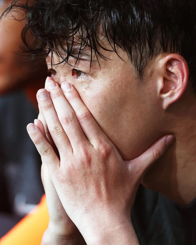 Son Heung-min bật khóc nức nở ngày chia tay Tottenhamm, tài tử Park Seo Joon đến ôm bạn thân an ủi- Ảnh 2.