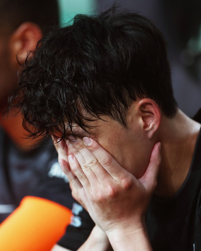 Son Heung-min bật khóc nức nở ngày chia tay Tottenhamm, tài tử Park Seo Joon đến ôm bạn thân an ủi- Ảnh 1.