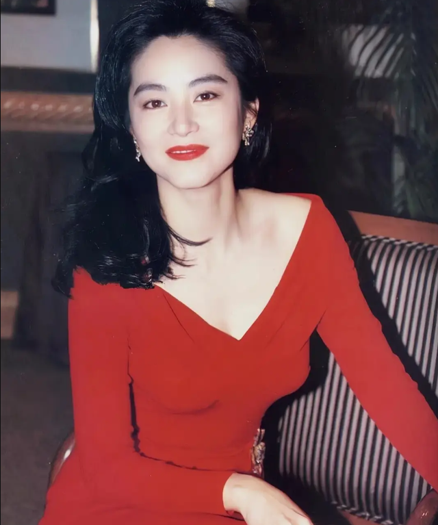 “Tứ đại mỹ nhân” cũng bị chê: Lâm Thanh Hà có tướng đàn ông, Lý Gia Hân quá nhiều khuyết điểm - Ảnh 3. “Tứ đại mỹ nhân” cũng bị chê: Lâm Thanh Hà có tướng đàn ông, Lý Gia Hân quá nhiều khuyết điểm - Ảnh 3.