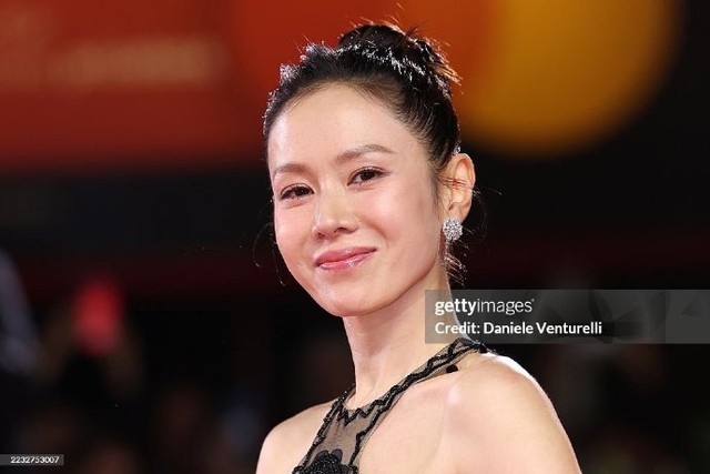 Son Ye Jin đổ bộ thảm đỏ LHP Venice: Visual bị "ống kính tử thần" dìm thê thảm, clip cam thường có gây thất vọng?- Ảnh 5. Son Ye Jin đổ bộ thảm đỏ LHP Venice: Visual bị "ống kính tử thần" dìm thê thảm, clip cam thường có gây thất vọng?- Ảnh 5.