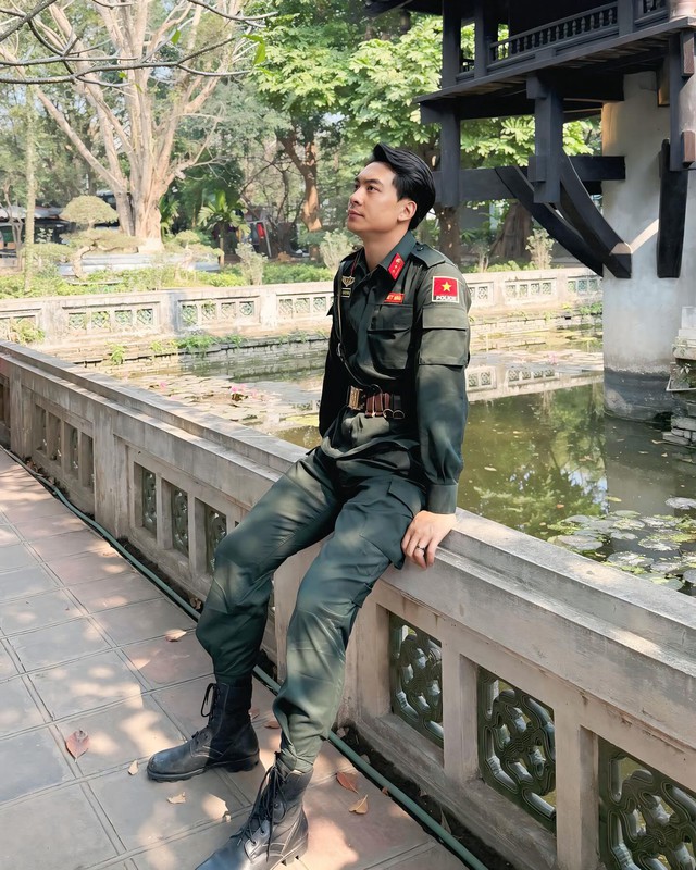 Nhân vật mặc vest, đeo kính đen bao ngầu được Nhân vật mặc vest, đeo kính đen bao ngầu được
