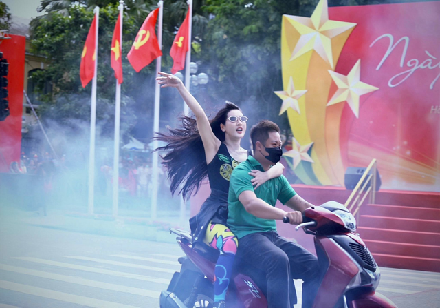 Tiểu Vy tham gia tổng duyệt, tranh thủ đọ sắc cùng đồng chí công an Tiểu Vy tham gia tổng duyệt, tranh thủ đọ sắc cùng đồng chí công an