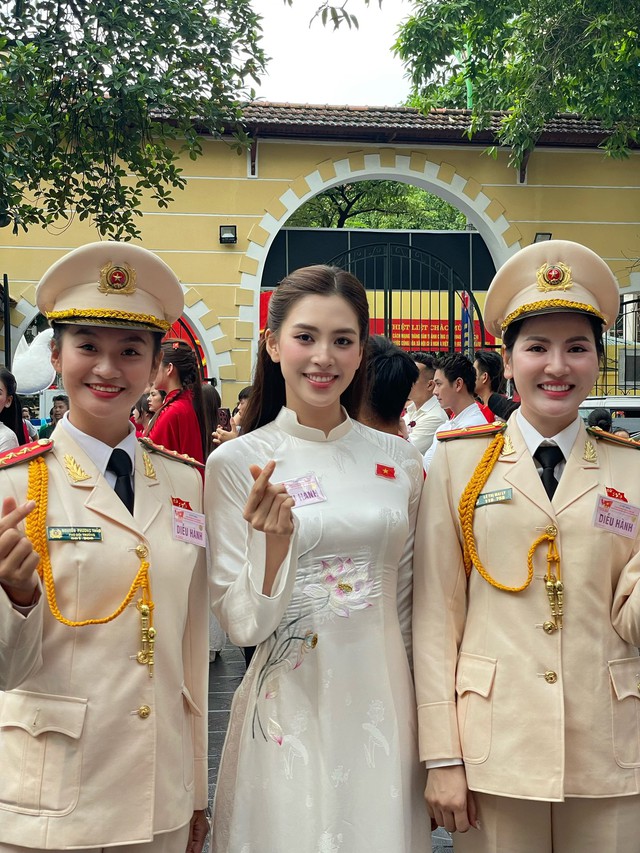 Tiểu Vy tham gia tổng duyệt, tranh thủ đọ sắc cùng đồng chí công an Tiểu Vy tham gia tổng duyệt, tranh thủ đọ sắc cùng đồng chí công an