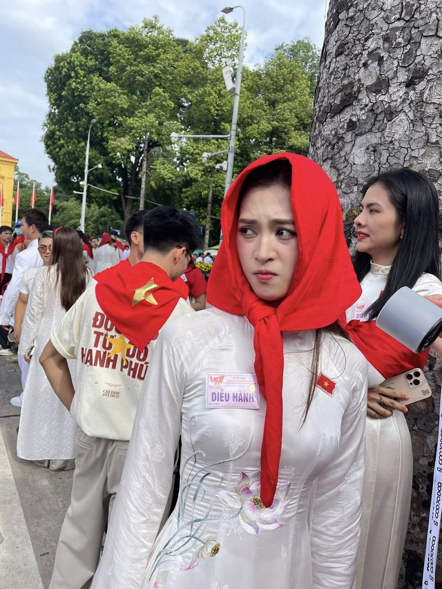 Tiểu Vy tham gia tổng duyệt, tranh thủ đọ sắc cùng đồng chí công an Tiểu Vy tham gia tổng duyệt, tranh thủ đọ sắc cùng đồng chí công an