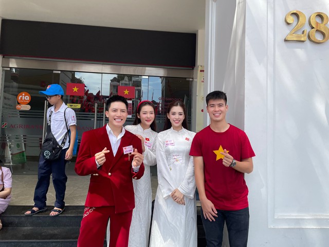 Tiểu Vy tham gia tổng duyệt, tranh thủ đọ sắc cùng đồng chí công an Tiểu Vy tham gia tổng duyệt, tranh thủ đọ sắc cùng đồng chí công an