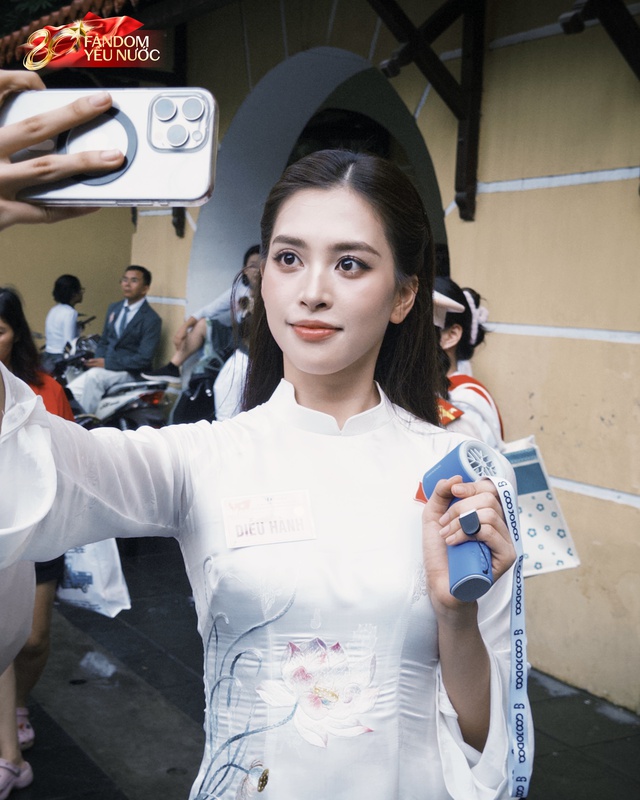 Tiểu Vy tham gia tổng duyệt, tranh thủ đọ sắc cùng đồng chí công an Tiểu Vy tham gia tổng duyệt, tranh thủ đọ sắc cùng đồng chí công an