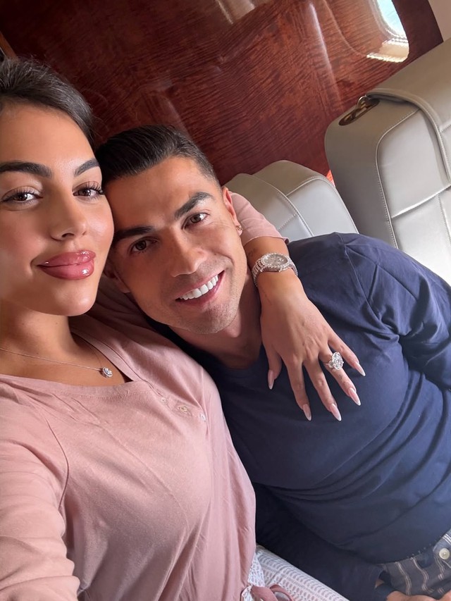 Ronaldo lộ diện bên bạn gái, chiếc nhẫn kim cương đắt đỏ lấp lánh chiếm trọn "spotlight" hút luôn 2 triệu lượt thả tim- Ảnh 1.