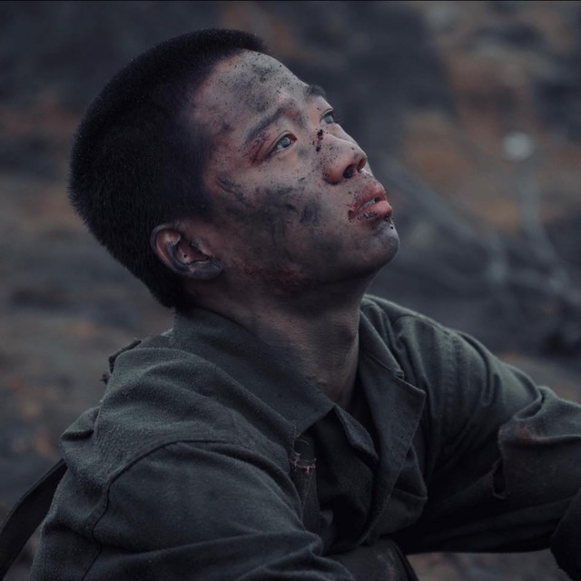 Người ăn rắn trong Mưa đỏ: Ngoài đời giao diện "boy phố" chạy hệ điều hành xịn đét- Ảnh 1.