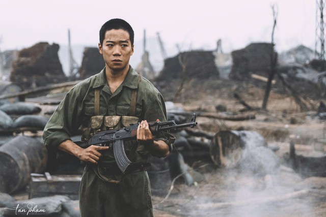 Người ăn rắn trong Mưa đỏ: Ngoài đời giao diện "boy phố" chạy hệ điều hành xịn đét- Ảnh 2.
