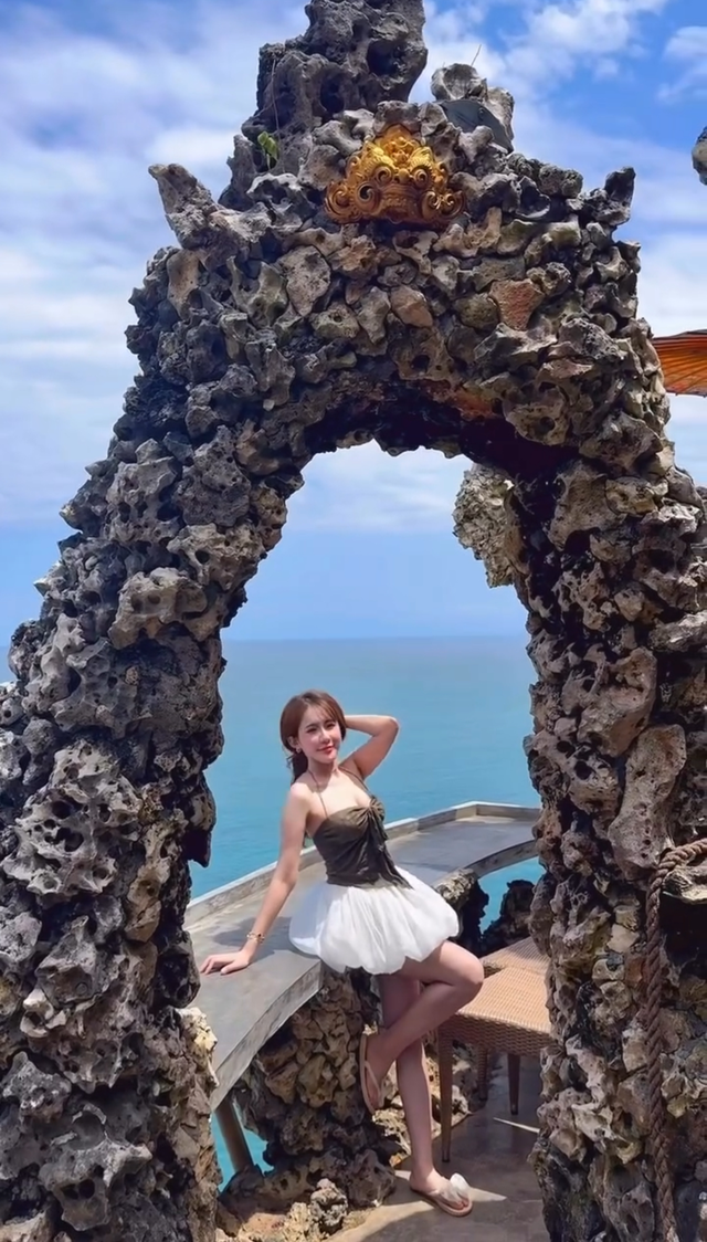 Khoe dáng cực phẩm dưới nắng Bali, hot girl Việt khiến MXH "chao đảo"- Ảnh 1. Khoe dáng cực phẩm dưới nắng Bali, hot girl Việt khiến MXH "chao đảo"- Ảnh 1.