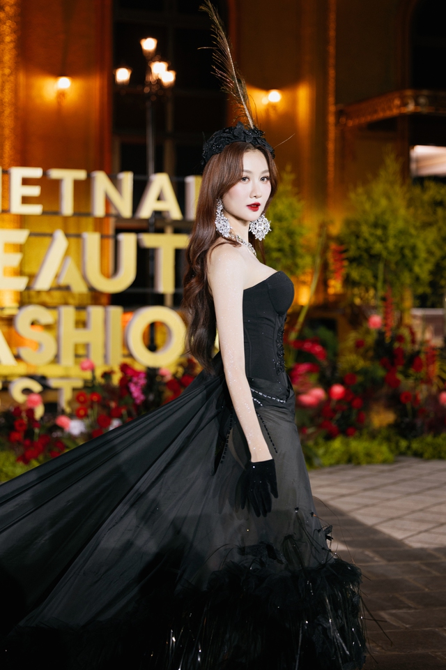 Hoa hậu Lê Hoàng Phương hoá công chúa lộng lẫy cùng dàn hậu ‘gây thương nhớ’ tại Vietnam Beauty Fashion Fest- Ảnh 1.