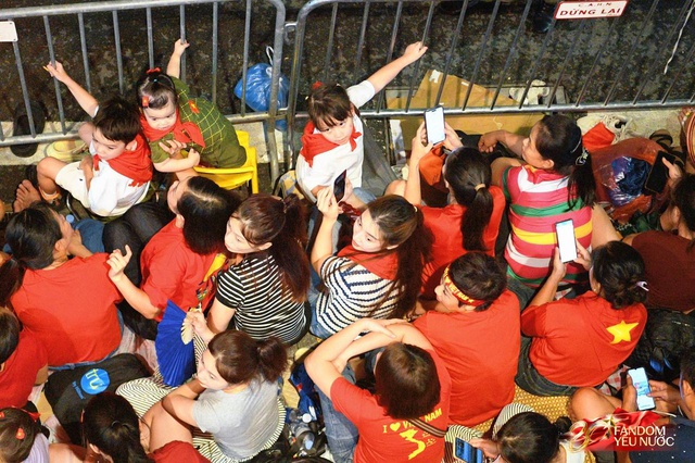 Xuất thân "trâm anh thế phiệt", ái nữ nhà Đỗ Mỹ Linh vẫn được mẹ đưa đi "bám rào" xem A80 hút triệu view!- Ảnh 3.