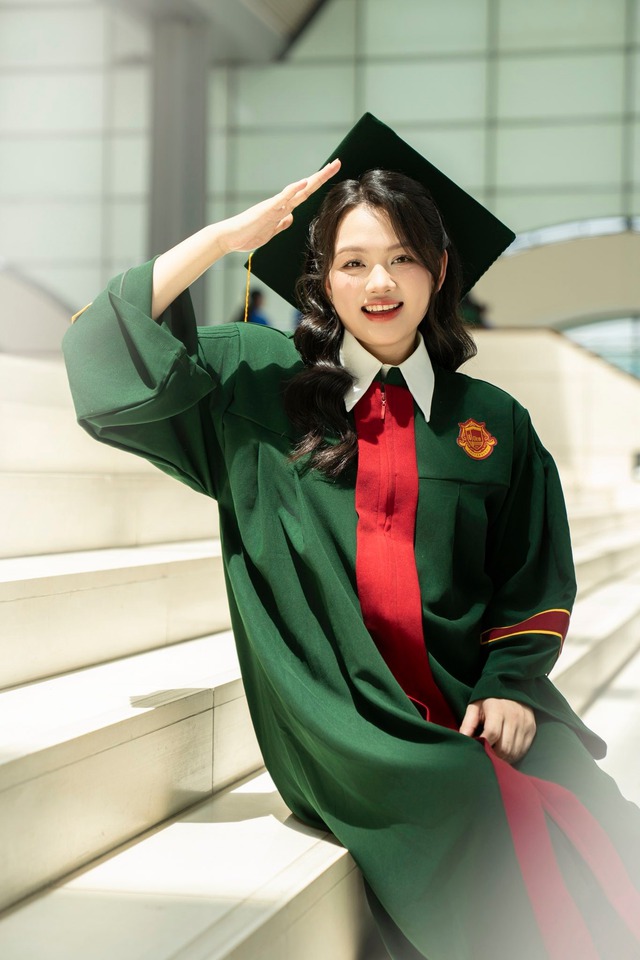 Hoa khôi bóng chuyền Thu Hoài bụng bầu lên nhận bằng tốt nghiệp đại học xuất sắc, nhan sắc mới đỉnh- Ảnh 3.