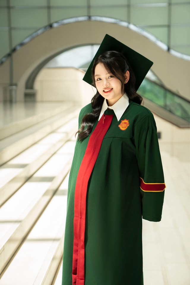 Hoa khôi bóng chuyền Thu Hoài bụng bầu lên nhận bằng tốt nghiệp đại học xuất sắc, nhan sắc mới đỉnh- Ảnh 4.