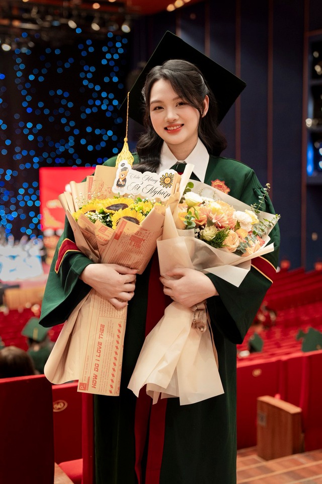 Hoa khôi bóng chuyền Thu Hoài bụng bầu lên nhận bằng tốt nghiệp đại học xuất sắc, nhan sắc mới đỉnh- Ảnh 1.