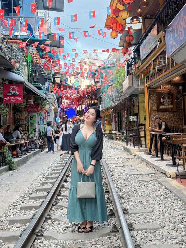"Cháy phố" với màn thả dáng của mỹ nhân sở hữu body "cực phẩm", thách thức cả cái nóng Hà Nội!- Ảnh 2.