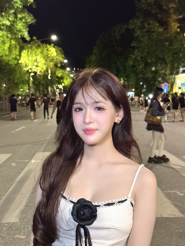 Nhan sắc "0 đồng" gây tranh cãi của hot girl phố đi bộ 2008- Ảnh 1.