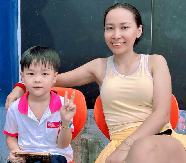 Người Hà Nội bất chấp nắng 40 độ "cháy da", đẫm mồ hôi vẫn nở nụ cười trên sân chơi pickleball, tennis- Ảnh 8.