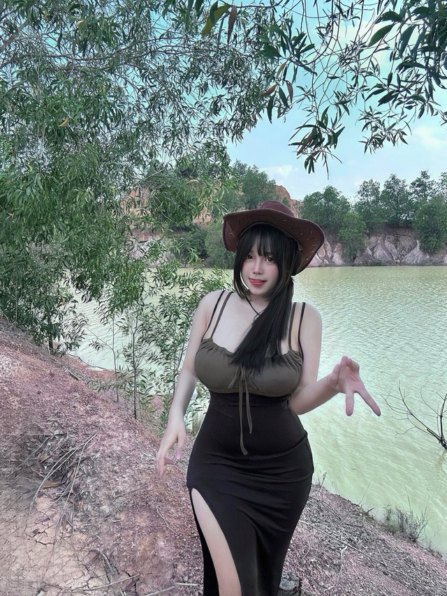 Chán soạn giáo án chơi game, hot girl hóa nữ cao bồi nóng bỏng, gợi cảm - Ảnh 8.