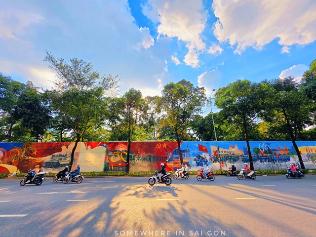 Trước thềm 2/9, bức tranh diễu binh dài 300m tại TP.HCM khiến ai đi ngang cũng phải bồi hồi, xúc động- Ảnh 1.