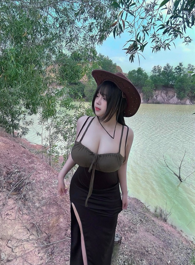 Chán soạn giáo án chơi game, hot girl hóa nữ cao bồi nóng bỏng, gợi cảm - Ảnh 7.