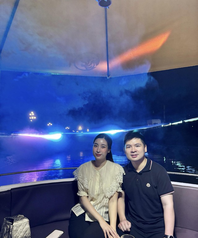 Chủ tịch Hà Nội FC tung ảnh tình tứ bên Hoa hậu Đỗ Mỹ Linh giữa đêm, visual "nàng dâu hào môn" gây sốt!- Ảnh 1.