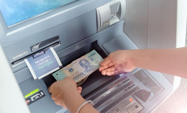 Hạn mức rút tiền ATM mới: Rút tối đa bao nhiêu tiền mỗi ngày?- Ảnh 1.