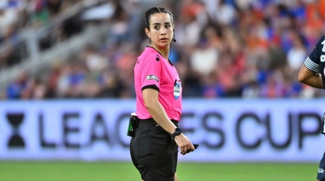 Nữ trọng tài xinh đẹp bị CĐV quá khích dọa giết, FIFA lên tiếng- Ảnh 2.