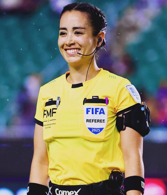 Nữ trọng tài xinh đẹp bị CĐV quá khích dọa giết, FIFA lên tiếng- Ảnh 1.