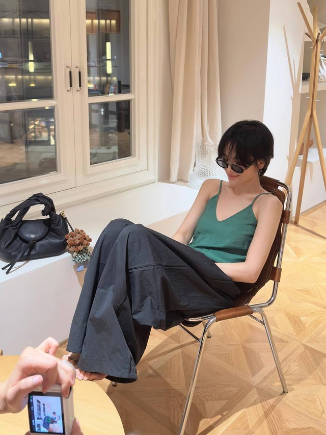 Cao 1m61 như Song Hye Kyo tưởng không "cân" được quần ống rộng, nhưng hóa ra cô mặc rất đẹp- Ảnh 1.