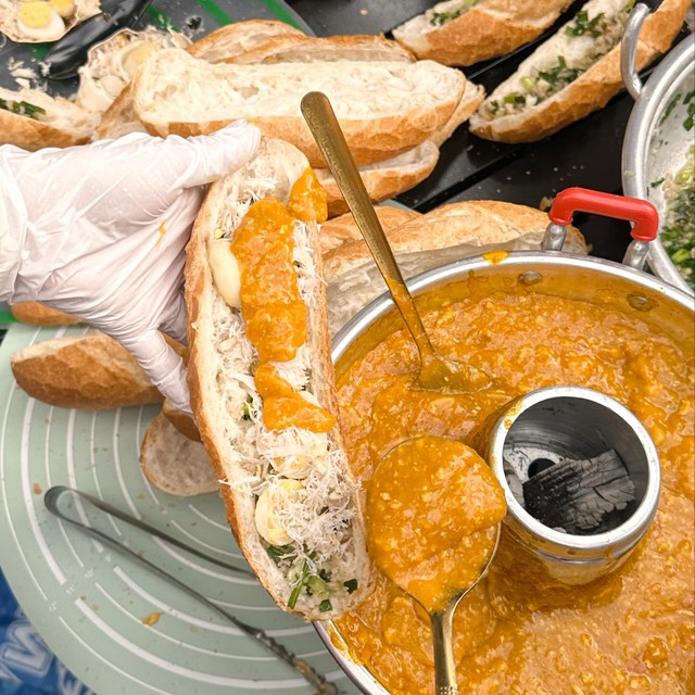 Cô bé 14 tuổi ở TPHCM gây sốt với món bánh mì gạch cua, chỉ mở bán đúng 2 tiếng là hết sạch 600 phần!- Ảnh 1.