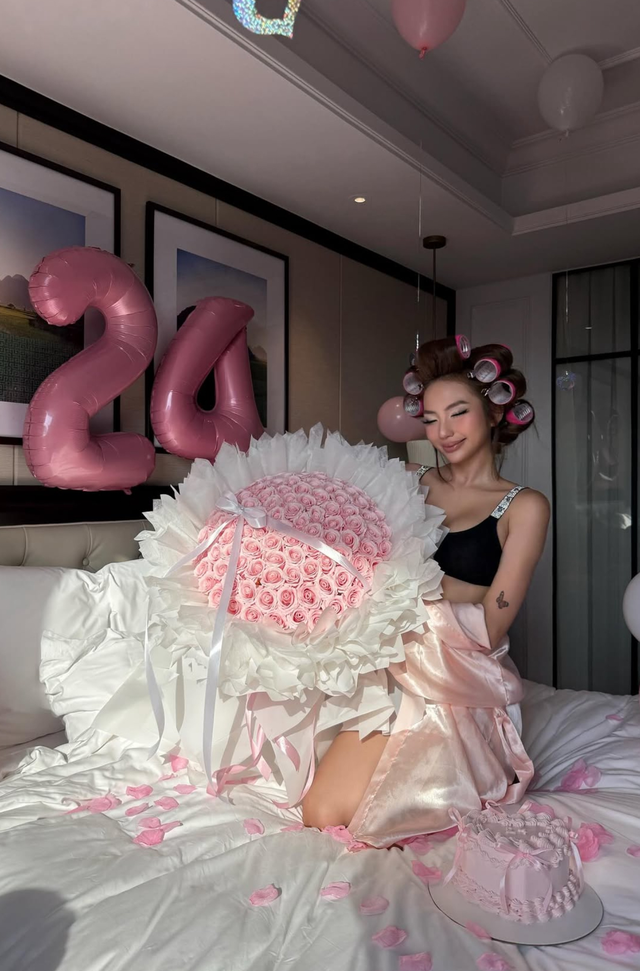 Bạn thân Xuân Ca khoe loạt ảnh nóng bỏng đón tuổi mới, fan "tan chảy"- Ảnh 6. Bạn thân Xuân Ca khoe loạt ảnh nóng bỏng đón tuổi mới, fan "tan chảy"- Ảnh 6.