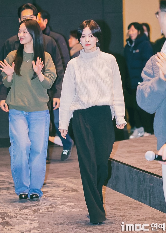 Cao 1m61 như Song Hye Kyo tưởng không "cân" được quần ống rộng, nhưng hóa ra cô mặc rất đẹp- Ảnh 10.